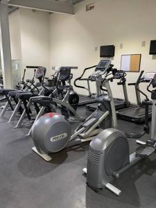 ein Fitnessstudio mit vielen Heimtrainern in der Unterkunft Acogedor y hermoso depto, en el C.Historico CDMX in Mexiko-Stadt