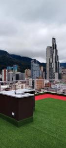 Blick auf eine Stadt vom Dach eines Gebäudes in der Unterkunft Apartamento Nuevo - Centro Internacional Bogotá in Bogotá