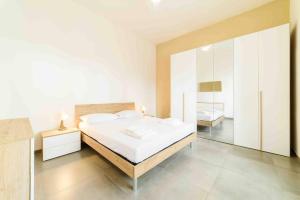 ein Schlafzimmer mit einem großen Bett und einem Spiegel in der Unterkunft [Incantevole Bilocale] Wi-Fi + Netflix in Salerno
