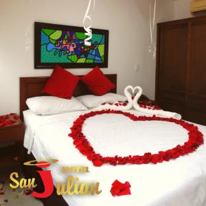 Postel nebo postele na pokoji v ubytování Hotel San Julian