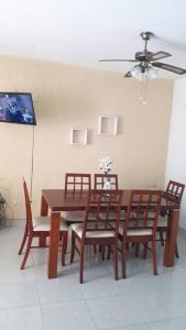 - une salle à manger avec une table et des chaises en bois dans l'établissement Departamento en el centro de boca del rio, à Boca del Río