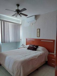 - une chambre avec un lit et un ventilateur de plafond dans l'établissement Departamento en el centro de boca del rio, à Boca del Río