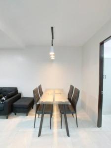 Posezení v ubytování 2BR Condo near Oakridge&IT Park w/WI-FI&Netflix