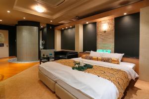 ein Schlafzimmer mit einem großen Bett in einem Zimmer in der Unterkunft Hotel AXIS -アクシス- in Osaka + 37 Fotos