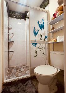 La salle de bains est pourvue d'une douche et de toilettes. dans l'établissement Departamento en urbanización privada, à Machala
