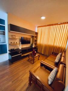 ein Wohnzimmer mit einem Sofa und einem Tisch in der Unterkunft Departamento amoblado in Piura