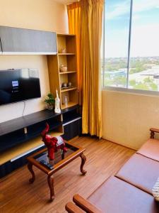 ein Wohnzimmer mit einem TV und einem Tisch mit einer Statue in der Unterkunft Departamento amoblado in Piura
