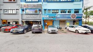 un groupe de voitures garées devant un bâtiment dans l'établissement Blue Lagoon At Bandar Sunway, à Petaling Jaya