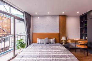 เตียงในห้องที่ Luxe Paradise Residence Dao Tan