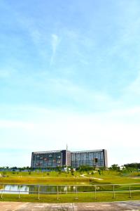 un grand bâtiment en face d'une masse d'eau dans l'établissement ILD UiTM Bandar Enstek Nilai, à Nilai