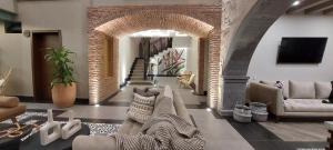 - un salon avec un canapé et des chaises dans un bâtiment dans l'établissement Hotel La Cazona Boutique, à La Barca