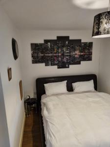 1 dormitorio con 1 cama blanca y 2 almohadas en C'S LUXURIOUS Flat, en Barking