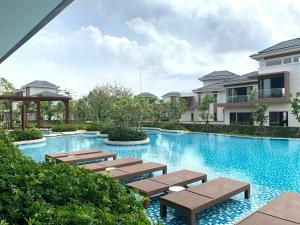 obraz basenu w ośrodku w obiekcie Kim Villa Swan Bay - Zone 8 w mieście Phước Lý