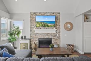 sala de estar con sofá y chimenea en Stunning Beach Home with Fireplace, Fast WiFi, Grill & Outdoor Seating! en San Diego