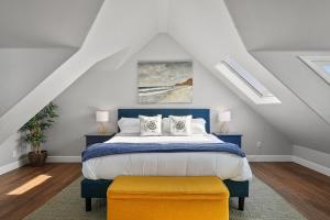 1 dormitorio con 1 cama con edredón azul y blanco en Stunning Beach Home with Fireplace, Fast WiFi, Grill & Outdoor Seating! en San Diego