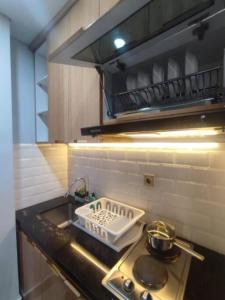 Küche/Küchenzeile in der Unterkunft Apartment TransPark Cibubur, TSM