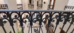 d'un balcon avec une balustrade noire, des tables et des chaises. dans l'établissement Hotel La Cazona Boutique, à La Barca