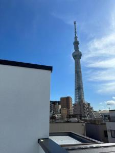 スカイツリーまで徒步約10分、清潔、快適、便利、静か、設備完備！ في طوكيو: اطلالة على برج ايفل من اعلى المبنى