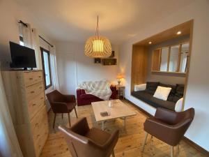 a living room with a couch and a table at Chalet familial spacieux et lumineux à 5 min du centre, avec balcon, Wi-Fi, proche des pistes - FR-1-342-312 in Beaufort