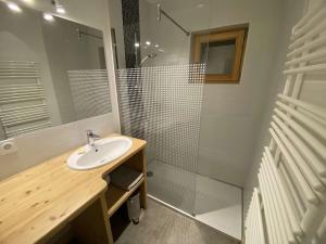 a bathroom with a sink and a shower at Chalet familial spacieux et lumineux à 5 min du centre, avec balcon, Wi-Fi, proche des pistes - FR-1-342-312 in Beaufort +9 photos