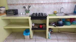 een speelgoedkeuken met een wastafel en een fornuis bij Casa del sol- alojamiento cerca del embarcadero in Zihuatanejo