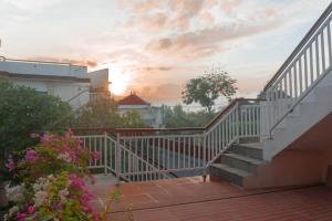 Východ nebo západ slunce při pohledu z hotelu nebo okolí