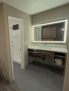 uma casa de banho com um lavatório e um espelho em New Star Inn El Monte, CA - Los Angeles em El Monte