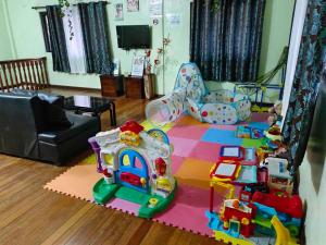 una sala de estar llena de juguetes en el suelo en 3B Cozy home, en Mauban