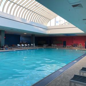 une grande piscine avec des chaises et un plafond dans l'établissement Nice Unit at The Hard Rock Cafe Casino Atlantic City, à Atlantic City