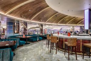 un restaurant avec un bar doté de chaises et de tables dans l'établissement Nice Unit at The Hard Rock Cafe Casino Atlantic City, à Atlantic City