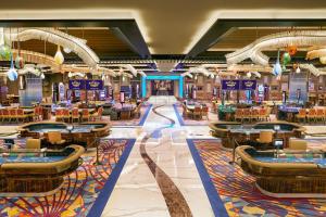 une grande chambre avec des tables et des chaises dans un casino dans l'établissement Nice Unit at The Hard Rock Cafe Casino Atlantic City, à Atlantic City