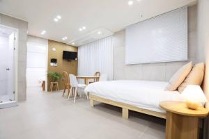 sypialnia z dużym łóżkiem i jadalnią w obiekcie Apartment_Trust w Seulu
