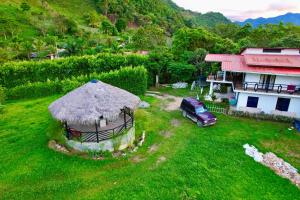 Mountain Lodge La Margarita في Quebradanegra: شاحنة متوقفة في ساحة بجوار منزل