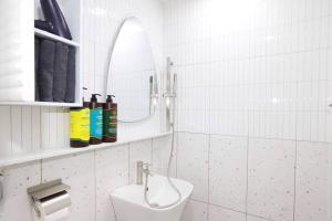 W łazience znajduje się toaleta, umywalka i lustro. w obiekcie Apartment_Trust w Seulu