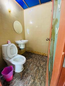 サメット島にあるミス ホン ハウスのトイレと洗面台付きのバスルーム