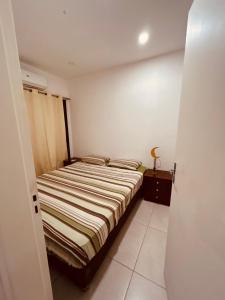 una piccola camera con un letto in una stanza di Hostalito Las Mercedes ad Asunción
