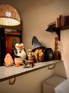 uno scaffale con sopra gli oggetti di Halloween di Hostalito Las Mercedes ad Asunción