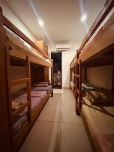 Pokój z szeregiem łóżek piętrowych w obiekcie Hostalito Las Mercedes w mieście Asunción