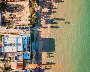 una vista aérea de una playa y el océano en AX Flamboyant Flat Bessa, en João Pessoa