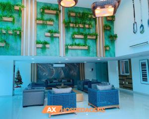 una sala de estar con muebles azules y una pared verde en AX Flamboyant Flat Bessa, en João Pessoa