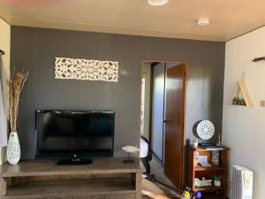 ein Wohnzimmer mit einem Flachbildfernseher an der Wand in der Unterkunft The Garden Cottage Pet Friendly in Renmark + 7 Fotos