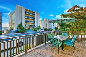 View ng pool sa Riviera Bay View Dream - Private patio with bay view and parking o sa malapit