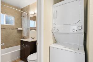 La salle de bains est pourvue de toilettes et d'un lavabo. dans l'établissement Riviera Bay View Dream - Private patio with bay view and parking, à San Diego