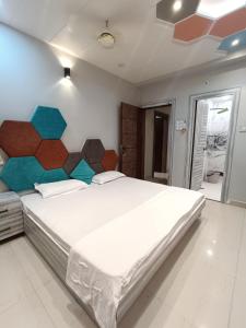 ein Schlafzimmer mit einem großen Bett in einem Zimmer in der Unterkunft Rudraksha Inn in Varanasi