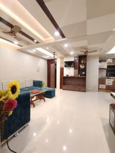 ein Wohnzimmer mit einem Sofa und einem Tisch in der Unterkunft Rudraksha Inn in Varanasi