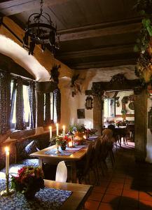 una sala da pranzo con tavolo, sedie e candele di Altfraenkische Weinstube a Rothenburg ob der Tauber