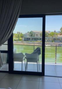 Μπαλκόνι ή βεράντα στο Luxe retreat waterfront
