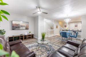 uma sala de estar com um sofá e uma mesa em 3BR Townhouse w Perfect Location em Orlando
