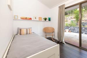 1 dormitorio con cama y ventana grande en Nordhaus, en Smiths Lake