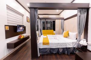 una camera con letto e sedia gialla di Hanoi Cozy Legend Hotel a Hanoi